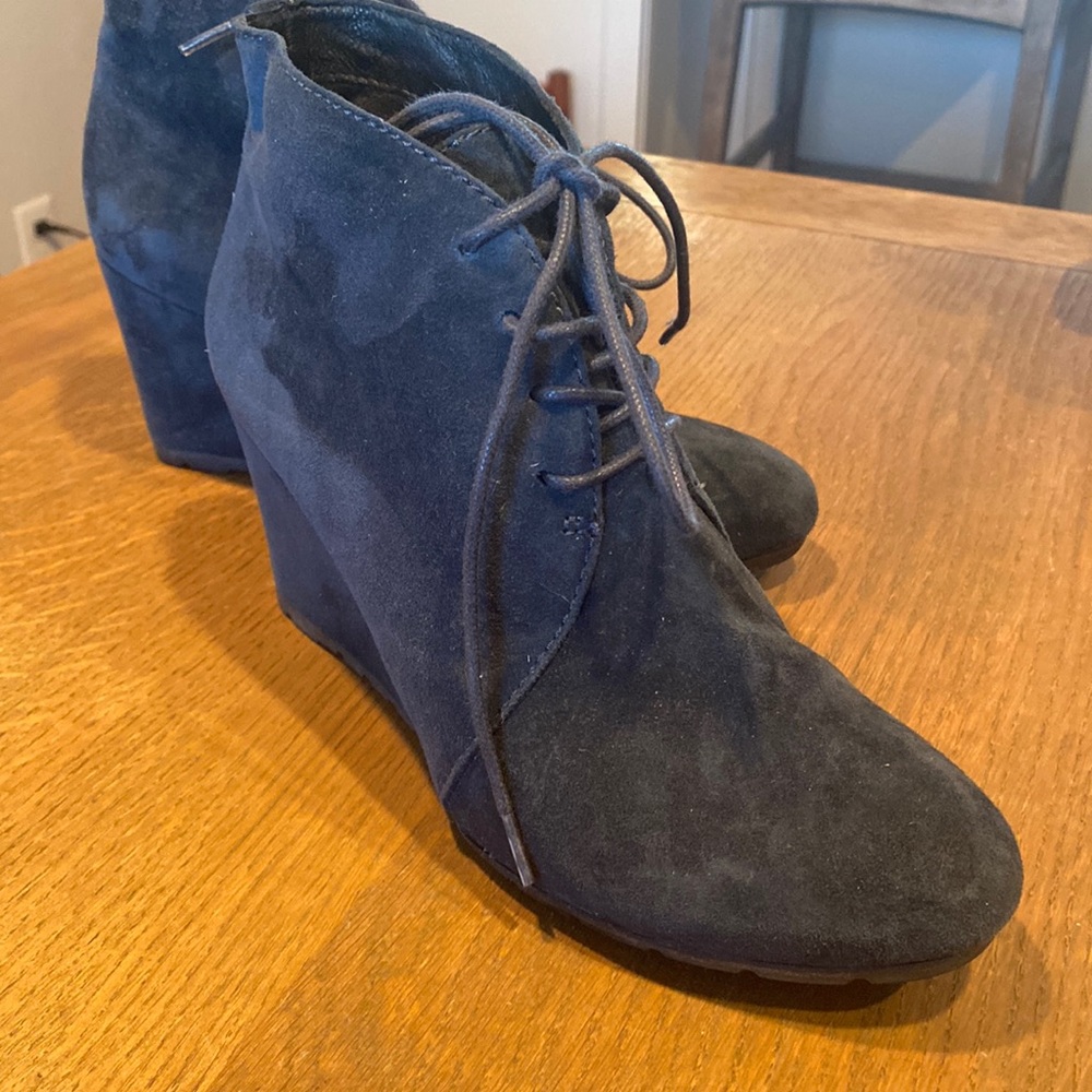 Clarks Artisan gray suede wedge boots